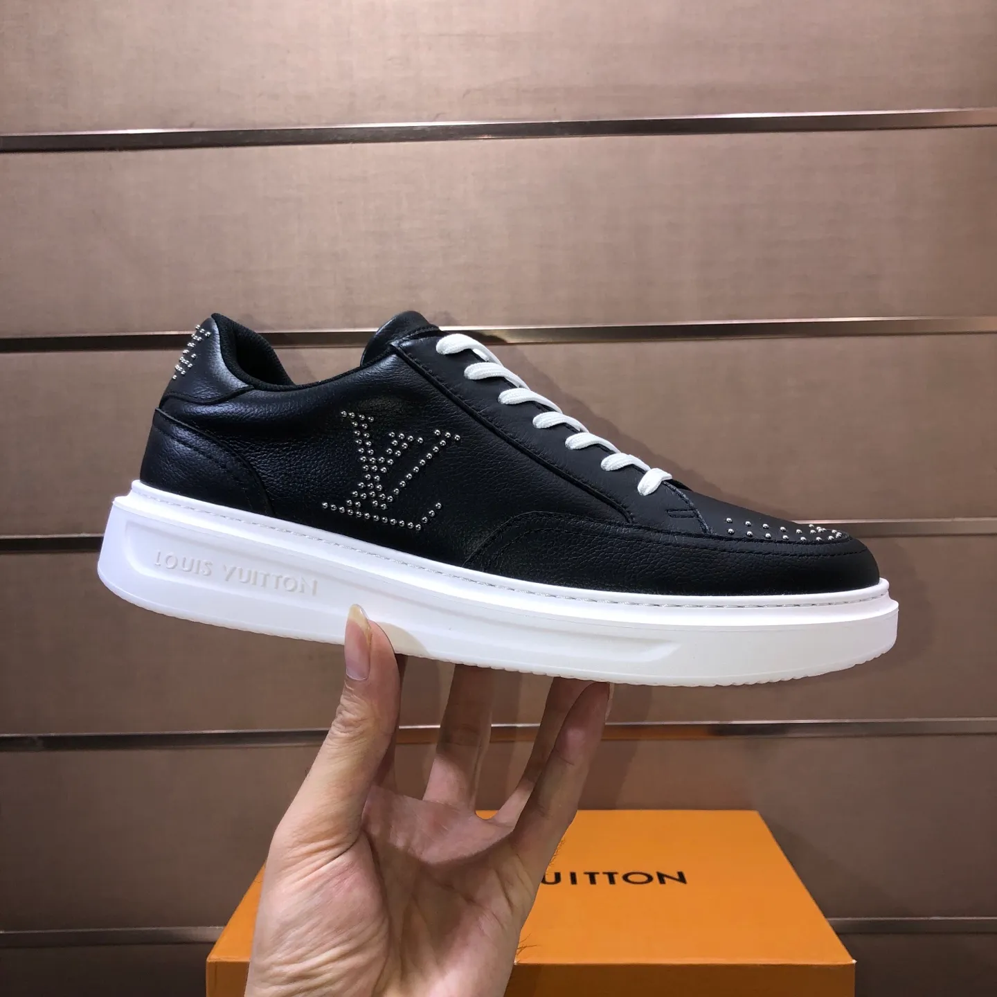 Factory batch 640💰original development, quality shipment, welcome to compare - LV sneaker series sports shoes introduce the loose silhouette of the ready-to-wear series into the spring and summer men's wear shows and make an eye-catching appearance. The cow leather upper is combined with rough fabric laces, and colorful beading highlights the brand's classic elements. LV letters mark the tongue and Monogram floral outsole. Mixed materials Made of top-grain cowhide, thick shoelace design, large Monogram print on the side, mesh lining and cotton feet, the comfort is as extreme as ever, premium heritage, quality first, worth owning! Size: Men’s 38-45 (45 is custom-made and cannot be returned or exchanged)